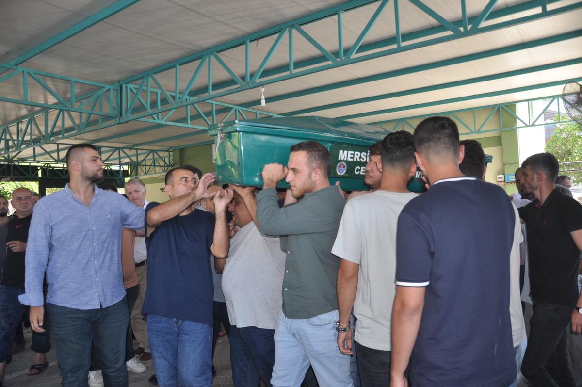 Mersin'deki trafik kazasında &ouml;lenlerin cenazesi defnedildi