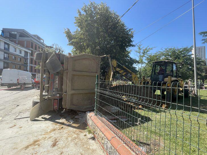 Eyüpsultan'da devrilen hafriyat kamyonunun sürücüsü yaralandı G2