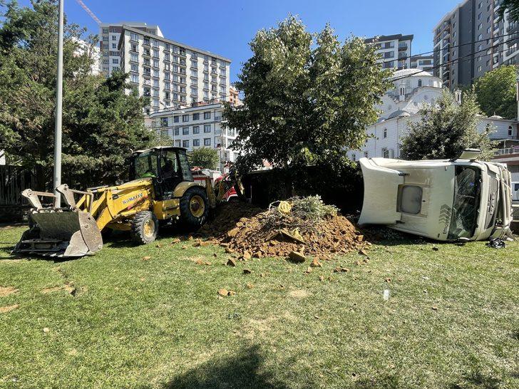 Eyüpsultan'da devrilen hafriyat kamyonunun sürücüsü yaralandı G3