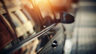 Kiraladığı arabadan garip bir koku aldı! Bulduğu şeye inanamadı