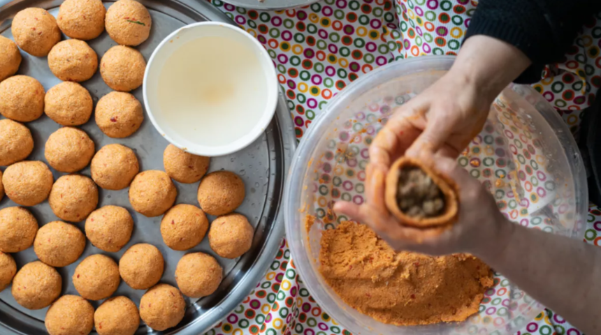 MasterChef İçli Köfte tarifi nasıl yapılır? İster haşla ister kızart vazgeçilmez lezzet İçli Köfte tarifi!