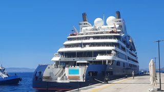 Fransa bayraklı kruvaziyer Le Bougainville Bodrum Limanı'na yanaştı