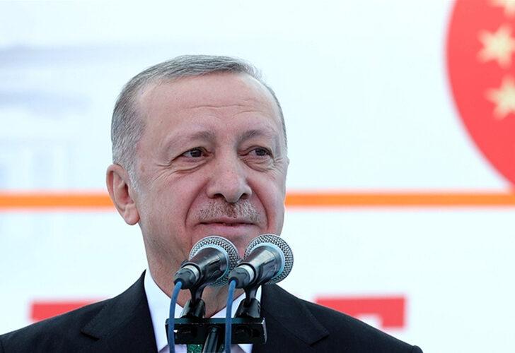 Cumhurbaşkanı Erdoğan konuşma yaptığı sırada gördüğü pankarta kayıtsız kalamadı: "Buraya enteresan bir şey yazmışlar"