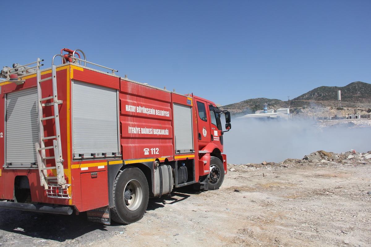 Hatay'da &ccedil;&ouml;p d&ouml;k&uuml;m sahasında &ccedil;ıkan yangın s&ouml;nd&uuml;r&uuml;ld&uuml;