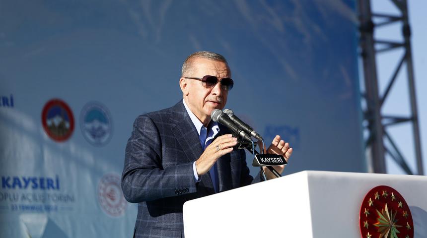 Cumhurbaşkanı Erdoğan konuşma yaptığı sırada gördüğü pankarta kayıtsız kalamadı: "Buraya enteresan bir şey yazmışlar"