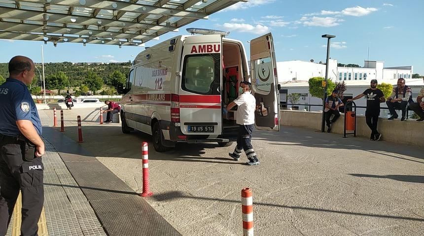 Çorum'da kırmızı ışıkta çarpışan iki otomobildeki 7 kişi yaralandı