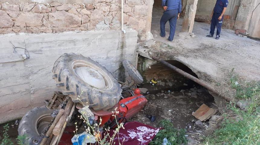 Balıkesir'de kanala devrilen traktörün sürücüsü öldü