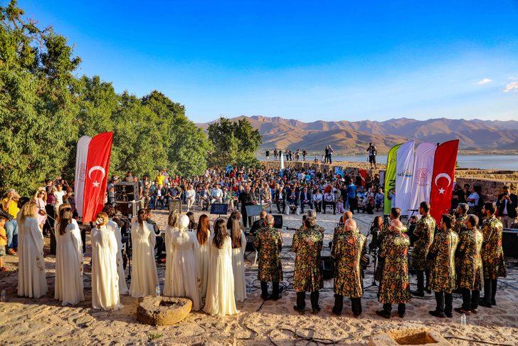 Akdamar Adası'nda çok dilli konser G1