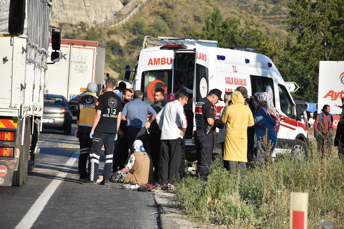 Bilecik'te 4 aracın karıştığı trafik kazasında 12 kişi yaralandı