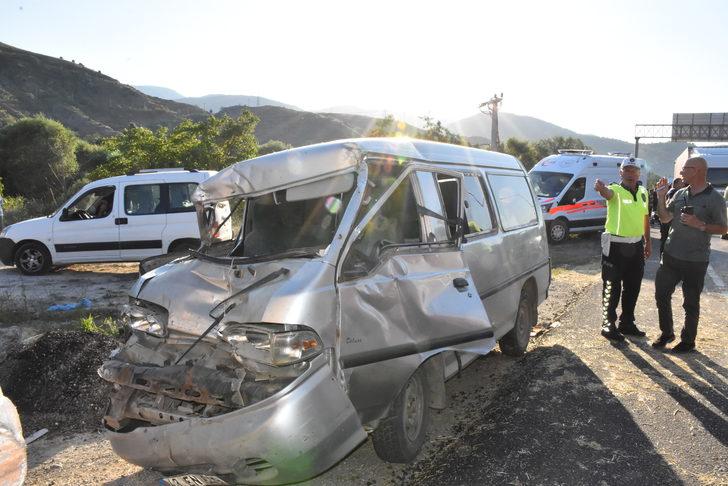 Bilecik'te 4 aracın karıştığı trafik kazasında 12 kişi yaralandı G3