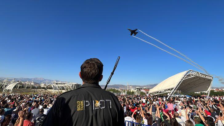 SOLOTÜRK, Isparta'da gösteri uçuşu yaptı G1
