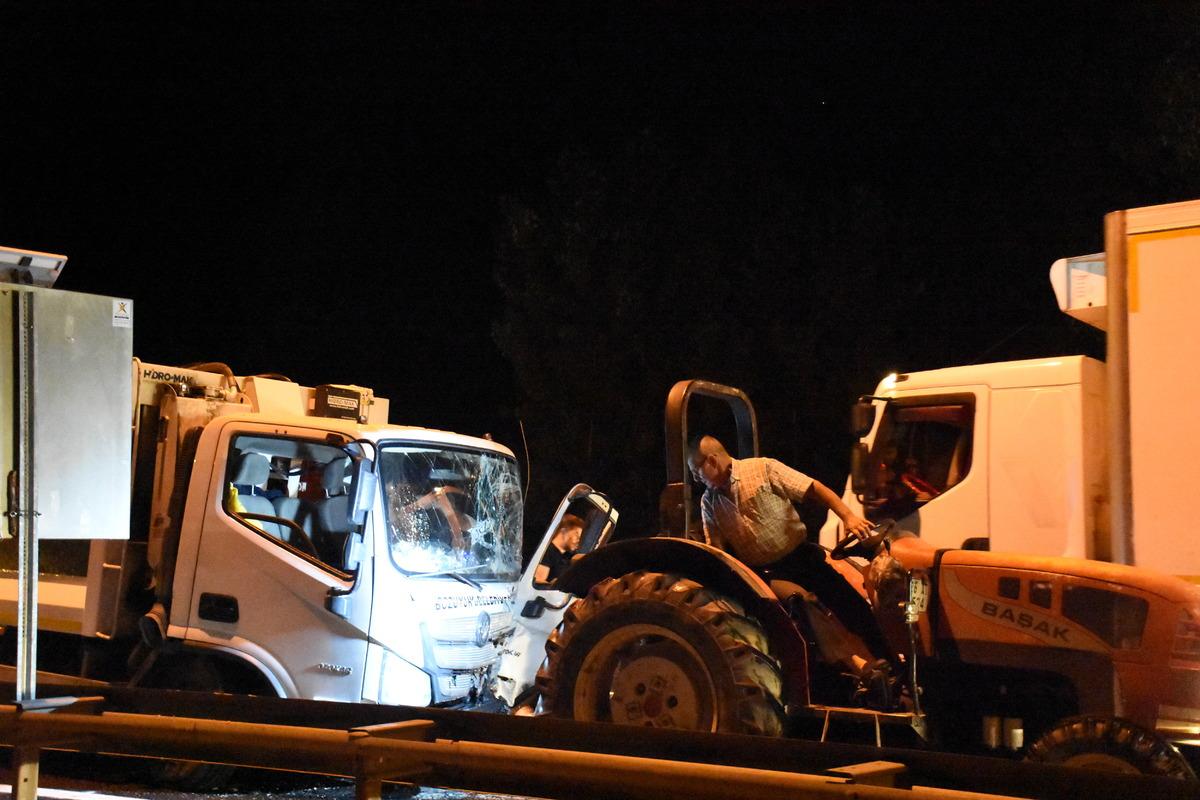 Bilecik'te &ccedil;&ouml;p kamyonuna &ccedil;arparak devrilen otomobilin s&uuml;r&uuml;c&uuml;s&uuml; hayatını kaybetti