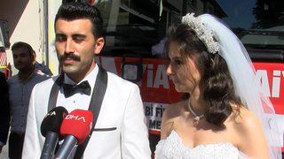 Böyle gelin arabası görülmedi! Su hortumuyla gül yaprakları püskürttüler