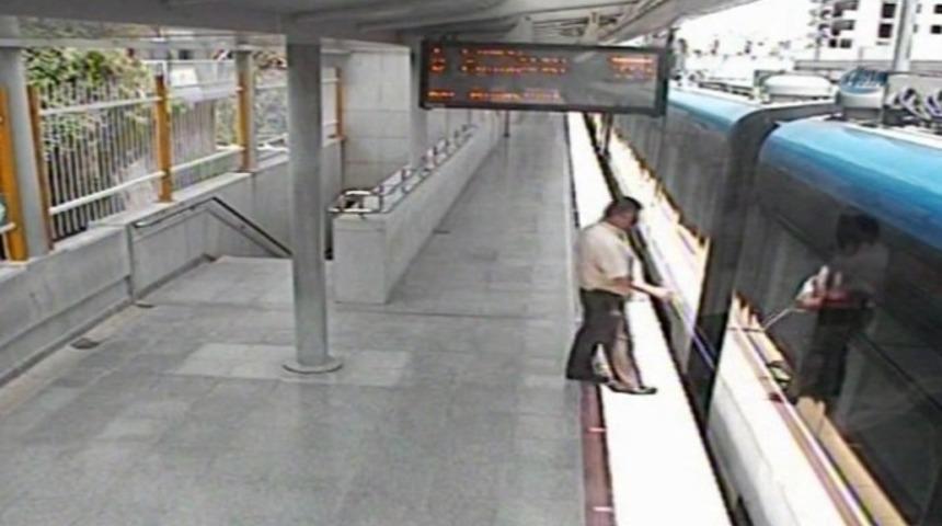 G&ouml;rme engelli şahıs iki vagon arasına d&uuml;şt&uuml;