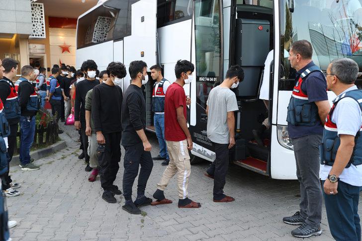 Sınır dışı edilecek 215 Afganistan uyruklu, Edirne'den İstanbul'a gönderildi G4