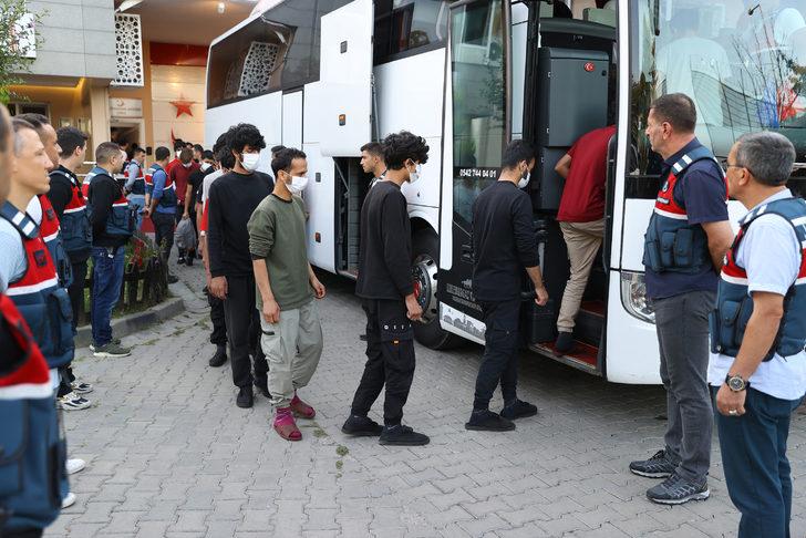 Sınır dışı edilecek 215 Afganistan uyruklu, Edirne'den İstanbul'a gönderildi G5