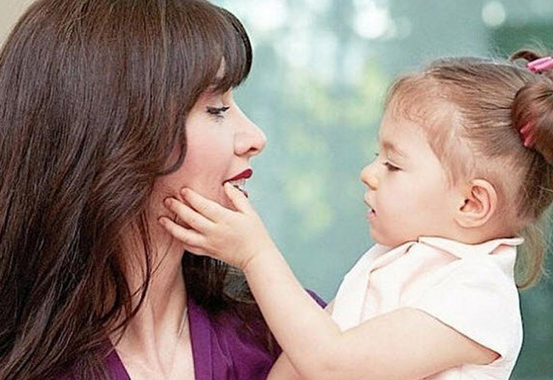 Nefise Karatay'ın kızı Maya g&uuml;zelliğini annesinden almış... "Kocaman olmuş"