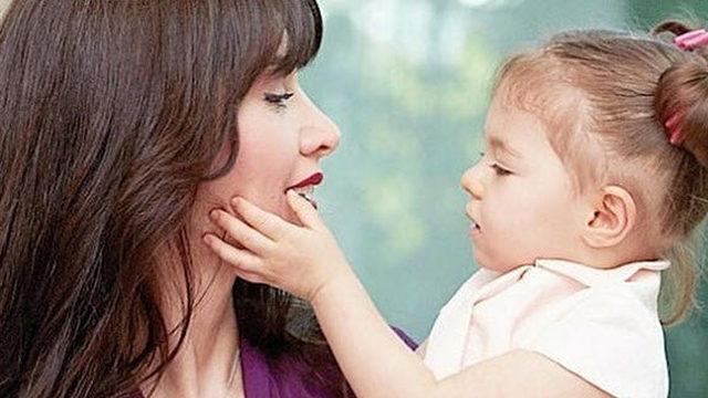 Nefise Karatay'ın kızı Maya güzelliğini annesinden almış... Kocaman olmuş