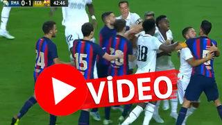 Son dakika: VİDEO: Real Madrid-Barcelona maçında saha savaş alanına döndü! İnsanlık dışı faulün ardından maç karıştı...
