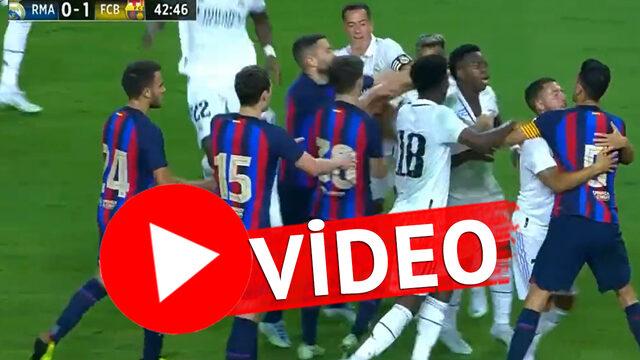 Son dakika: VİDEO: Real Madrid-Barcelona maçında saha savaş alanına döndü! İnsanlık dışı faulün ardından maç karıştı...