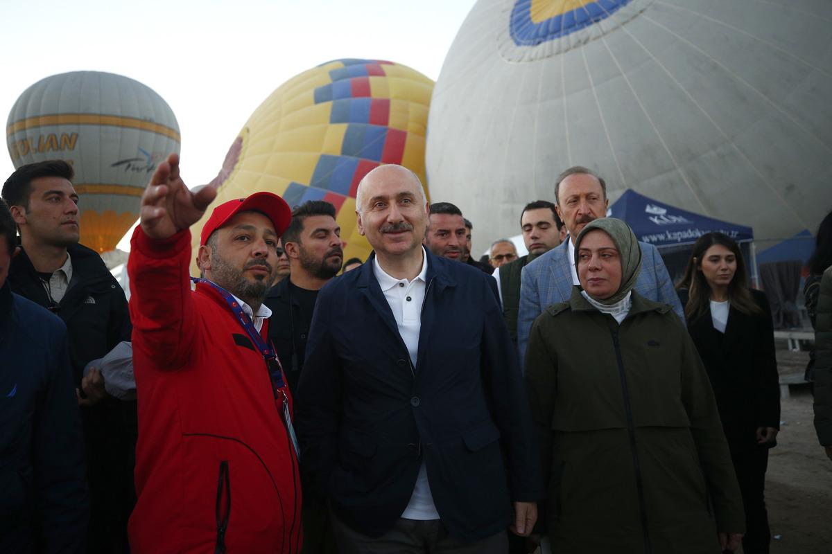 Bakan Karaismailoğlu, yerli sıcak hava balonuyla Kapadokya semalarında u&ccedil;tu: