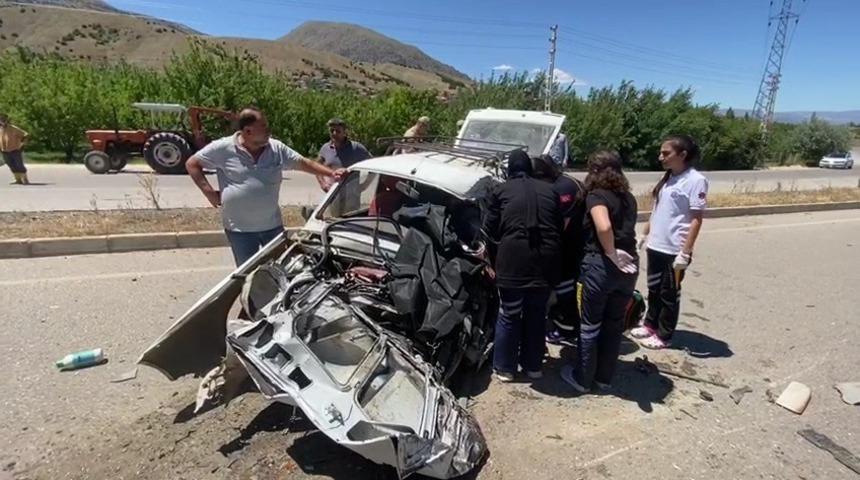 Erzincan'da kontrolden çıkan otomobil karşı şeride geçip tır ile çarpıştı! Sürücüsü hayatını kaybetti