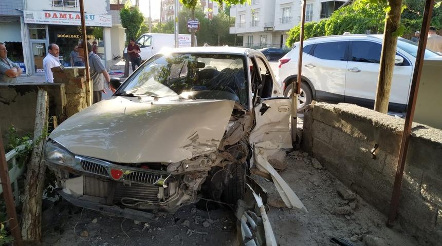 Kayseri'de kaza yapan otomobil evin bahçesine girdi! 4 kişi yaralandı