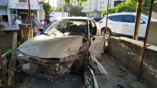 Kayseri'de kaza yapan otomobil evin bahçesine girdi! 4 kişi yaralandı