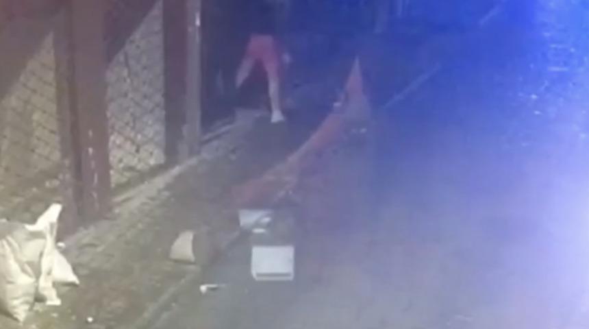 Taksim’de biber gazı ile gasp kamerada! Cinsel ilişki için anlaştılar, hayatlarının şokunu yaşadılar