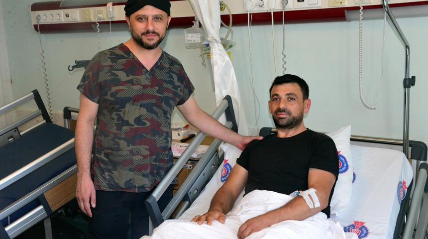 Aşırı terleme, göğüs ve sırt ağrısı şikayetiyle hastaneye gitti, mucize eseri hayatta kaldı! Doktoru: "İlk defa böyle bir vaka ile karşılaştım"