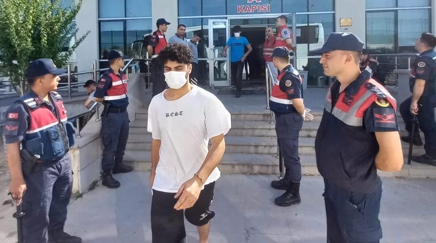 Sınır dışı edilecek 327 Afganistan uyruklu Kırklareli'nden gönderildi