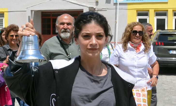 Sarıkamış Lisesi mezunları 40 yıl sonra aynı sıralarda buluştu G1