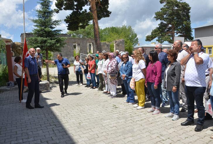 Sarıkamış Lisesi mezunları 40 yıl sonra aynı sıralarda buluştu G2