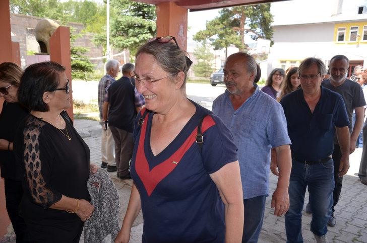 Sarıkamış Lisesi mezunları 40 yıl sonra aynı sıralarda buluştu G3