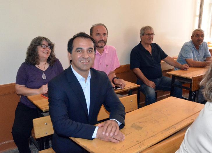 Sarıkamış Lisesi mezunları 40 yıl sonra aynı sıralarda buluştu G5