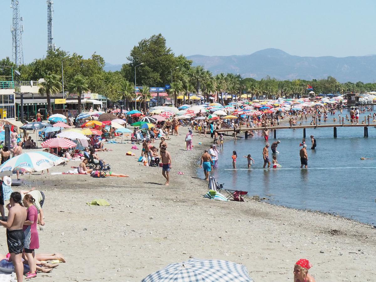 Hava sıcaklıklarının 36 dereceyi aştığı Edremit K&ouml;rfezi'nde sahiller doldu