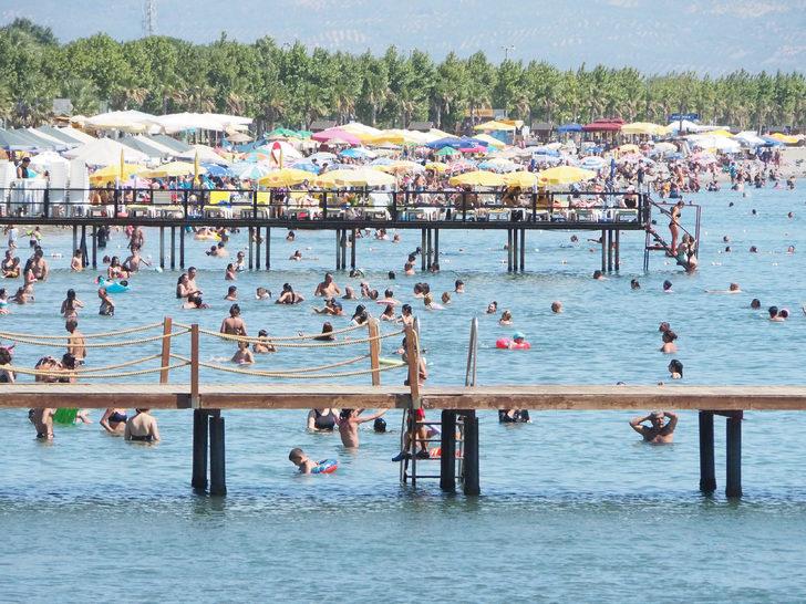 Hava sıcaklıklarının 36 dereceyi aştığı Edremit Körfezi'nde sahiller doldu G4