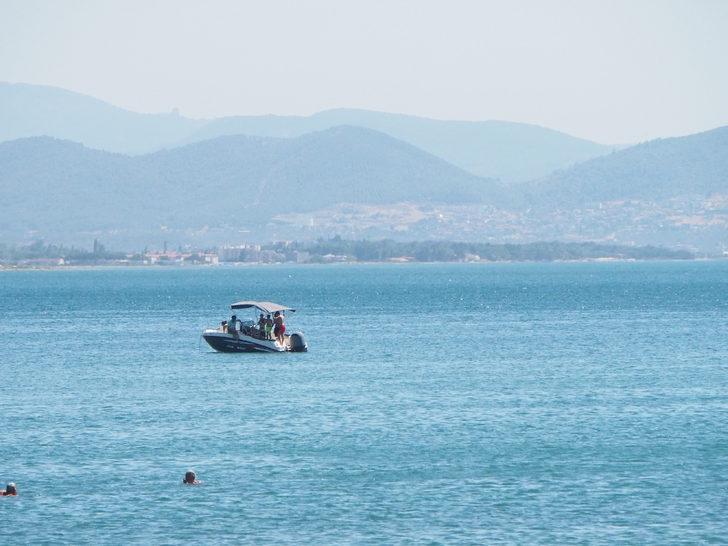 Hava sıcaklıklarının 36 dereceyi aştığı Edremit Körfezi'nde sahiller doldu G5