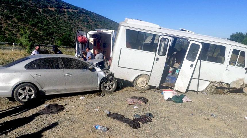 Elazığ'da otomobil ile minibüsün çarpıştığı kazada 11 kişi yaralandı