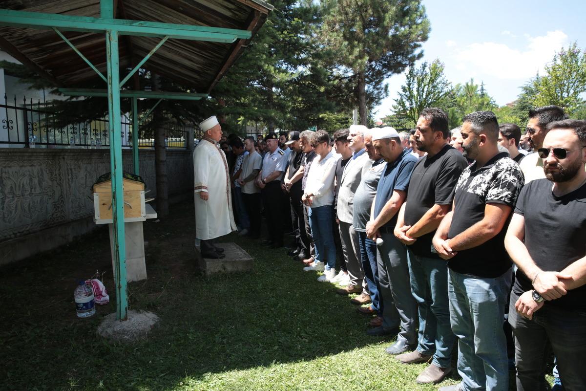 Bolu'da i&ccedil;me suyundan etkilenerek hayatını kaybeden iş&ccedil;i toprağa verildi