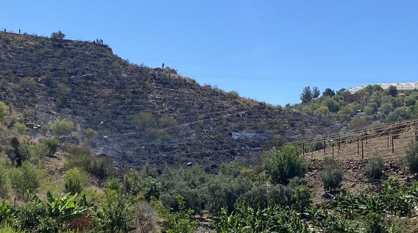Antalya'da badem bahçesinde çıkan yangın söndürüldü