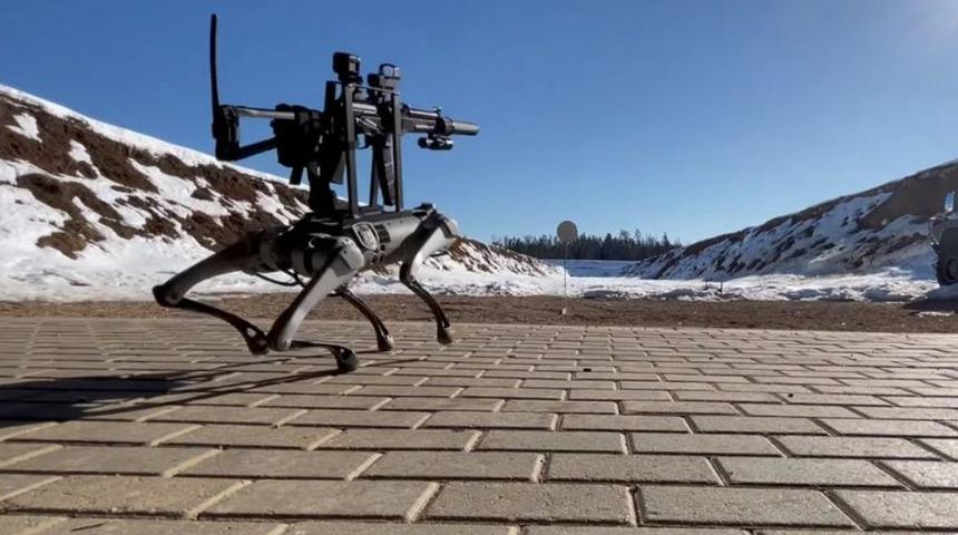 İzleyenler dehşete kapıldı! Robot köpek, sırtındaki tüfekle arka arkaya ateş açtı