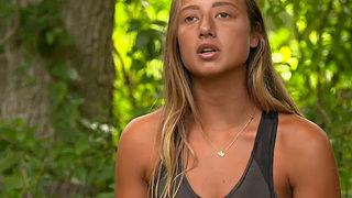 Aleyna Kalaycıoğlu düğünde beline kadar yırtmaç tercih etti! Dekoltesi olay oldu