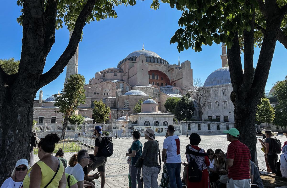 Ayasofya'da ibadete a&ccedil;ılışının ikinci yıl d&ouml;n&uuml;m&uuml;nde ziyaret&ccedil;i yoğunluğu yaşanıyor