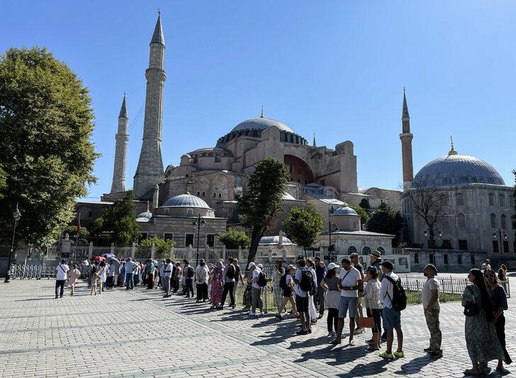 Ayasofya'da ibadete açılışının ikinci yıl dönümünde ziyaretçi yoğunluğu yaşanıyor G2