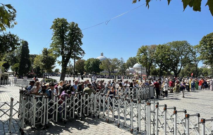 Ayasofya'da ibadete açılışının ikinci yıl dönümünde ziyaretçi yoğunluğu yaşanıyor G3