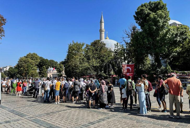 Ayasofya'da ibadete açılışının ikinci yıl dönümünde ziyaretçi yoğunluğu yaşanıyor G5