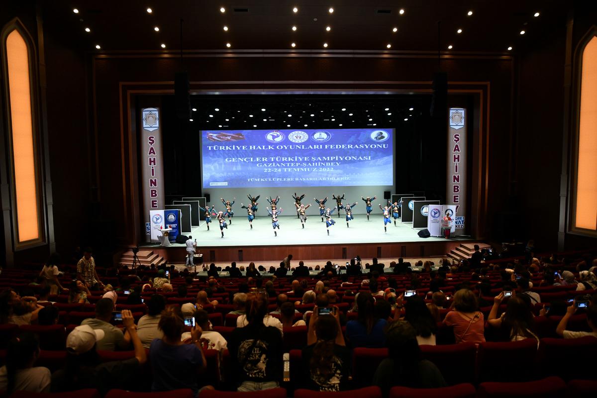 "Halk Oyunları Gen&ccedil;ler T&uuml;rkiye Şampiyonası" Gaziantep'te s&uuml;r&uuml;yor