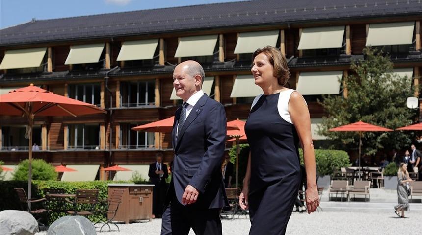 Skandal! Almanya Başbakanı Scholz'un eşi gizli belgeleri çöpe attı