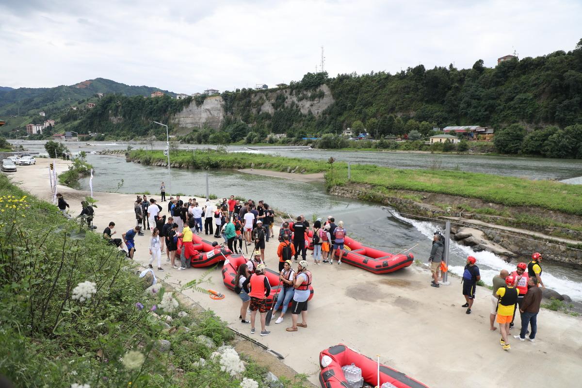Rize'de &uuml;lkeler arası rafting yarışması yapıldı